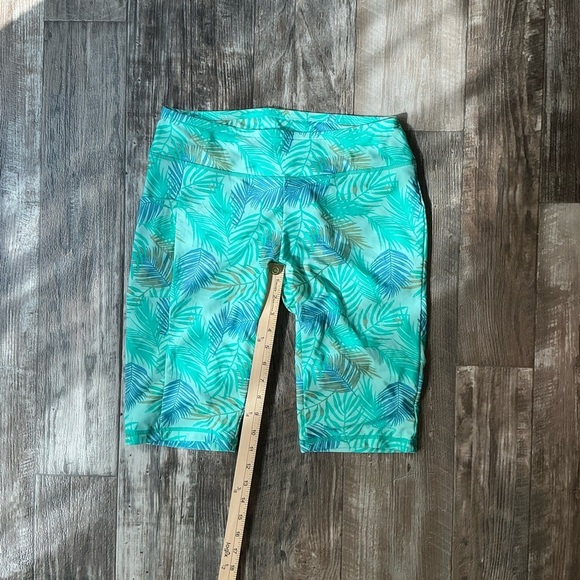 Tropical Leaf Print Sunwear Shorts with UPF 50+ Size Medium - Picture 4 of 7